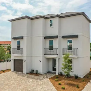  Holiday home Majestic 3-story Near Beach, Free Wi-fi, Community Pool And Bbq Access United States